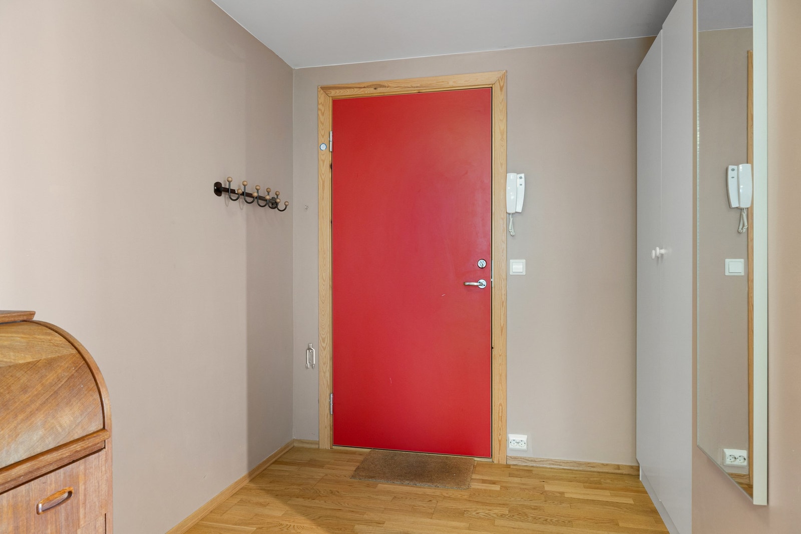 Stor og god gang med god plass til garderobeskap. Galleribilde