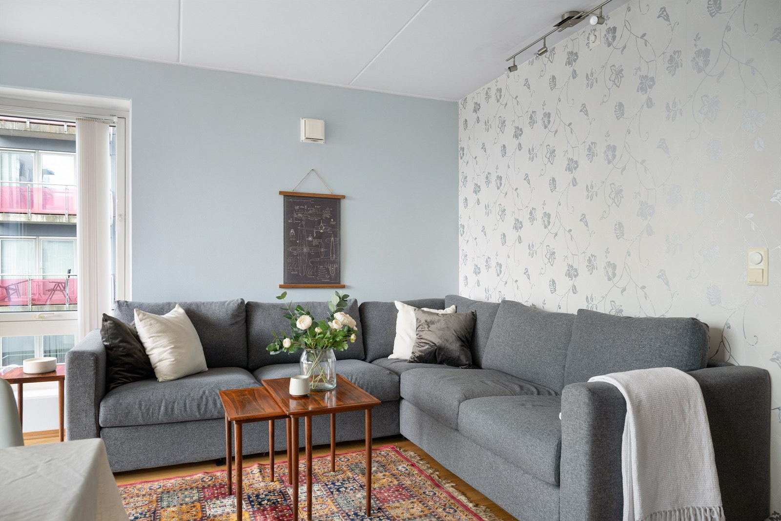 Stue med plass til stor sofa Galleribilde