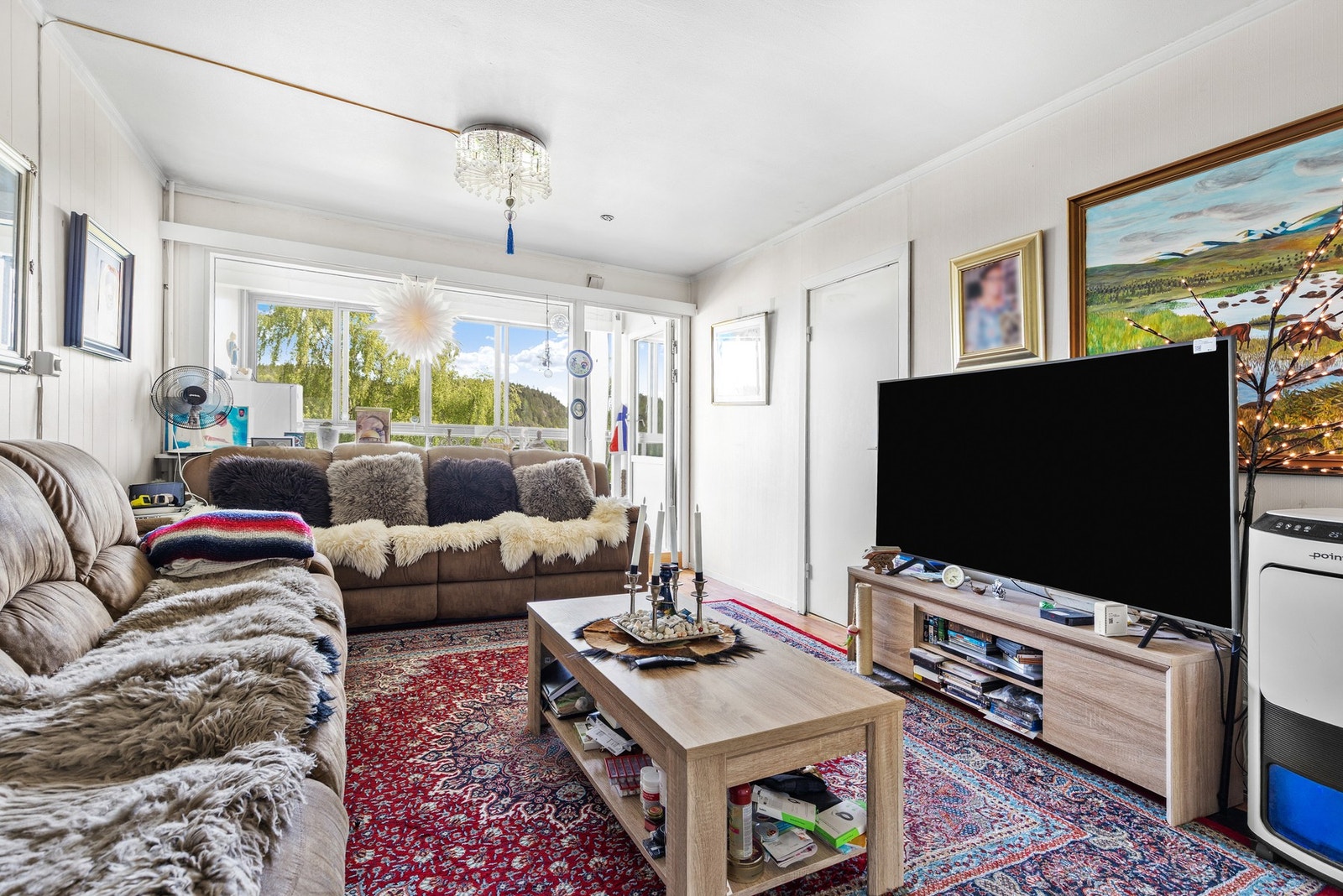 Fra stuen er det adkomst til østvendt innglasset balkong på ca. 9 kvm Galleribilde