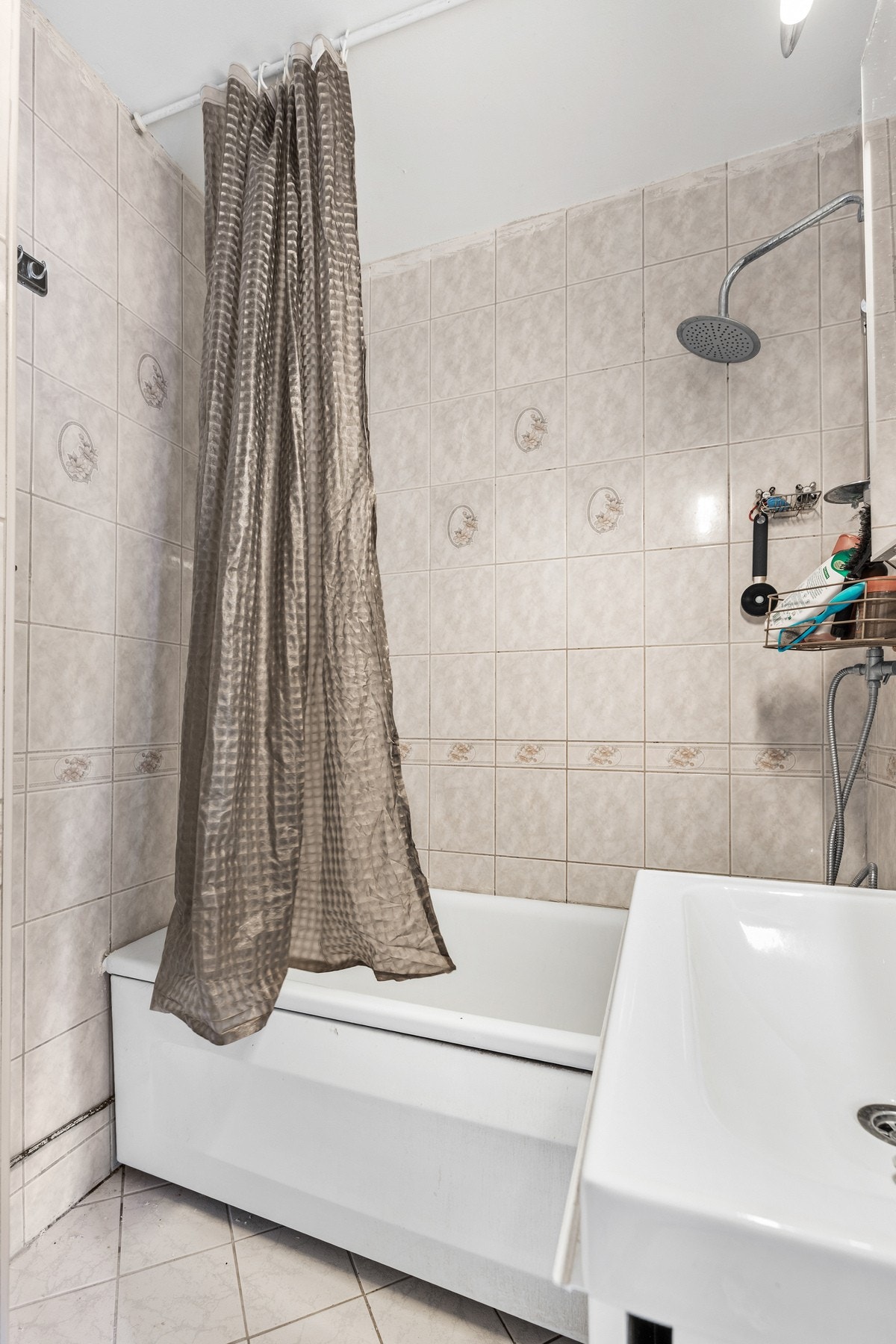 Badet er innredet med gulvstående servantinnredning, ovenpåliggende servant med armatur, speilskap med overlys og badekar med vegghengt badekararmatu Galleribilde