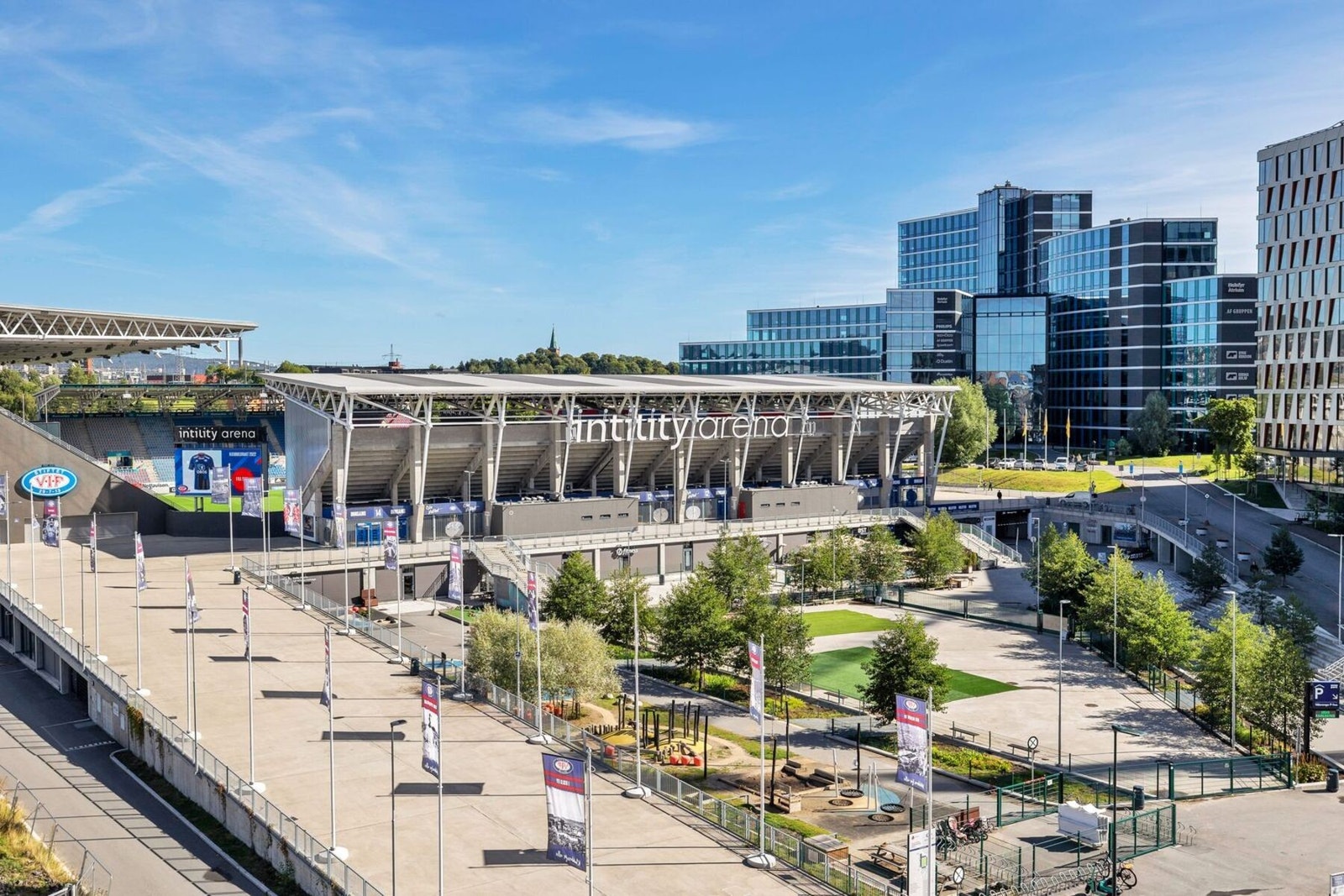 Det er kort vei til Intilty Arena Galleribilde