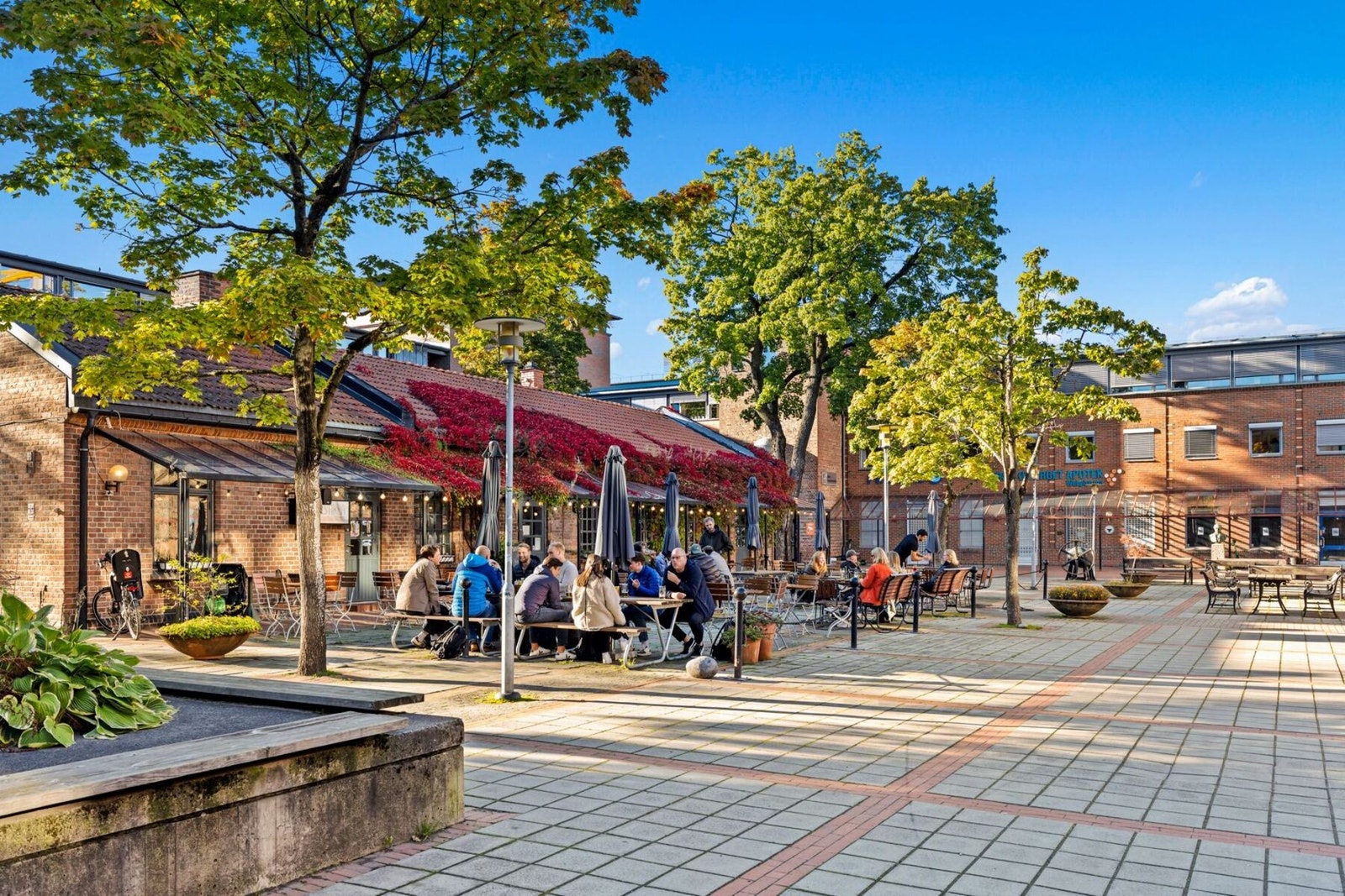 På Fyrstikktorget, kun finner du de servicetilbud du måtte trenge - blant annet apotek, dagligvare, blomsterhandel og bakeri. Galleribilde