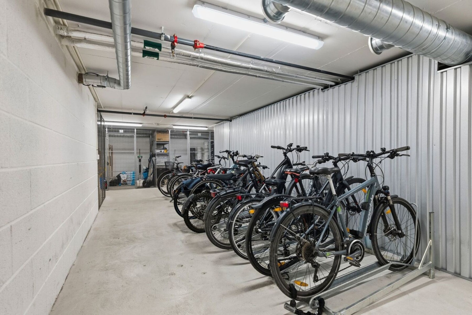 Felles sykkelparkering i kjeller. Galleribilde
