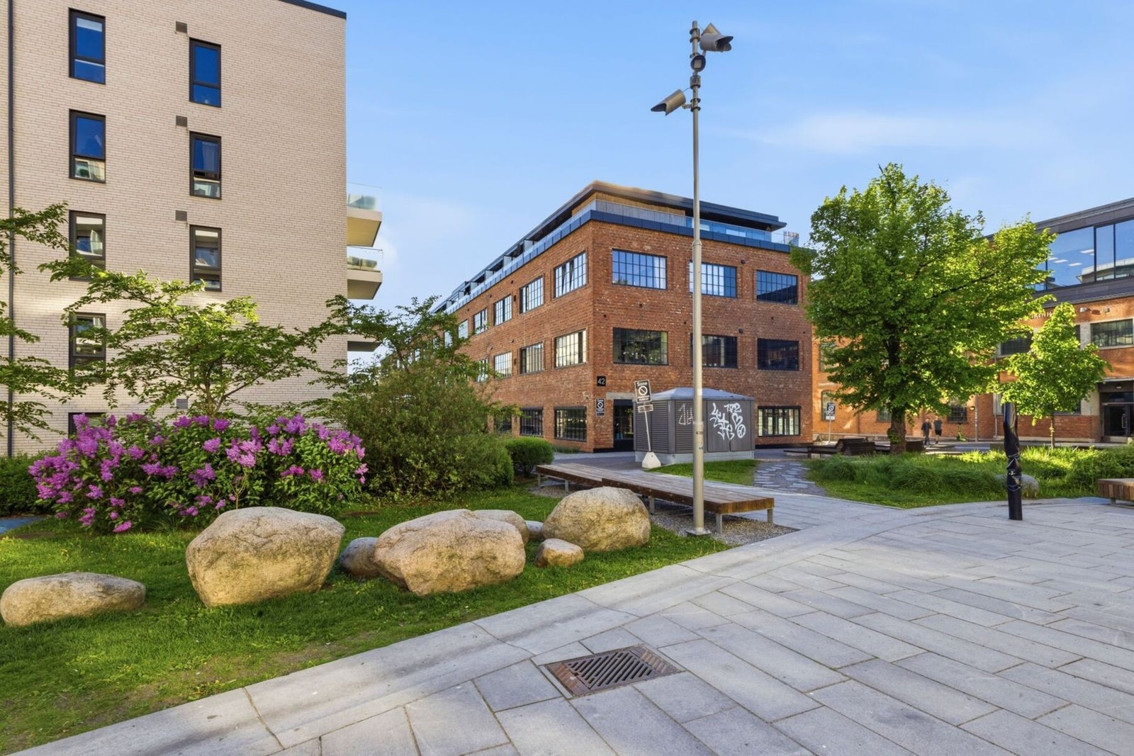 Boligen har en attraktiv beliggenhet i en rolig blindgate uten gjennomgangstrafikk. Galleribilde