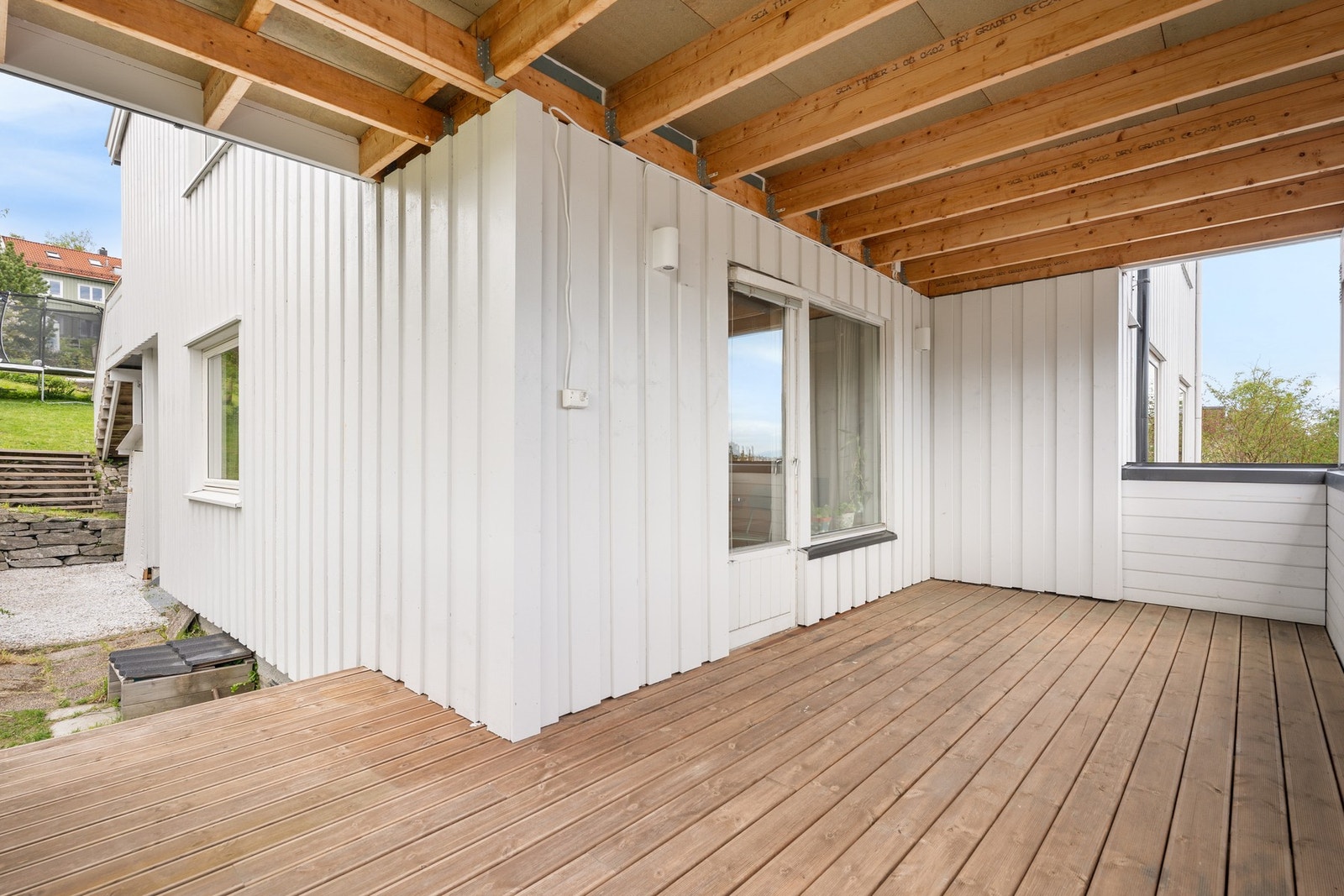 Stor terrasse på 15 kvm med takoverbygg. Galleribilde