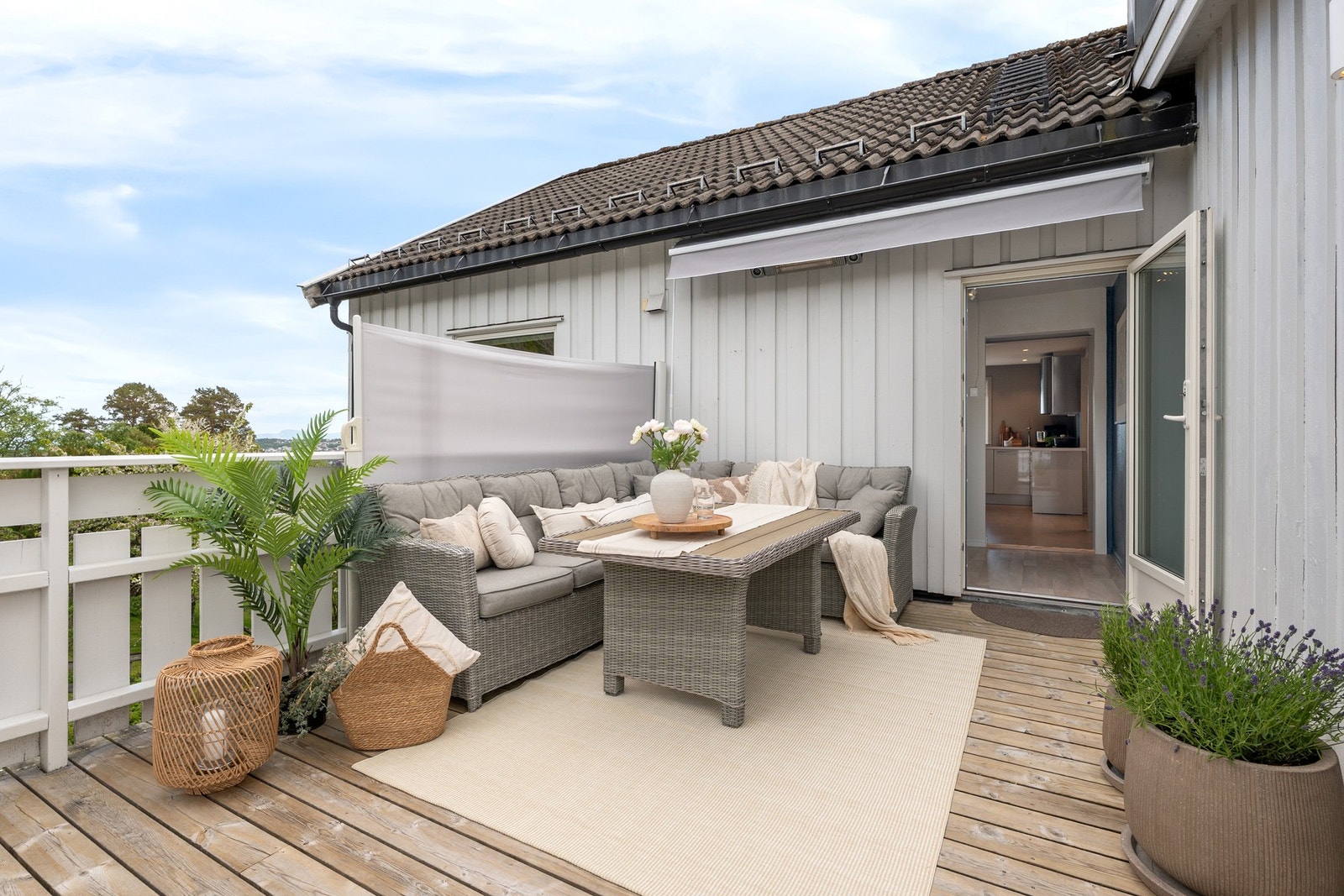 I 2. etasje er det utgang til to veranda å hver side, slik at du enkelt kan flytte deg etter solen. Galleribilde