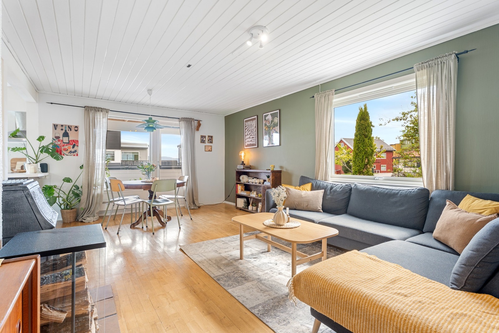 1. etasje består av en 3-roms leilighet som per i dag er utleid, med en månedlig leieinntekt på kr 15 750,-. Galleribilde