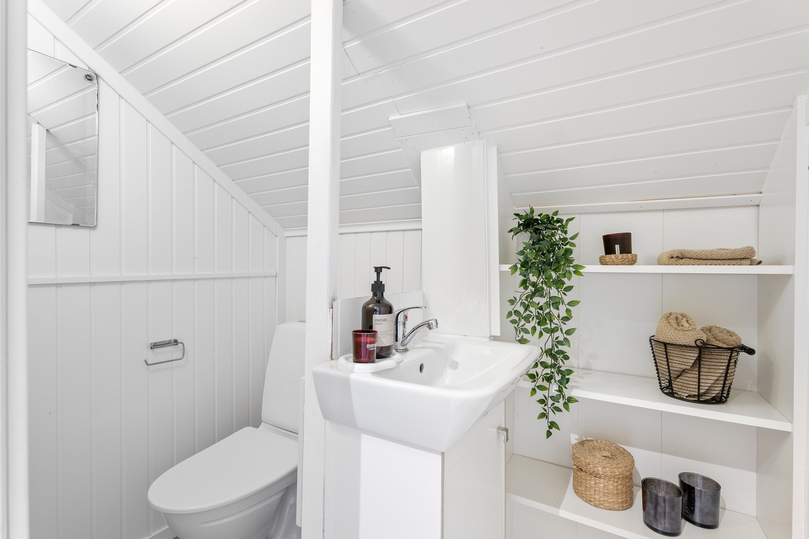 Det er praktisk med et ekstra toalettrom på loftet. Galleribilde