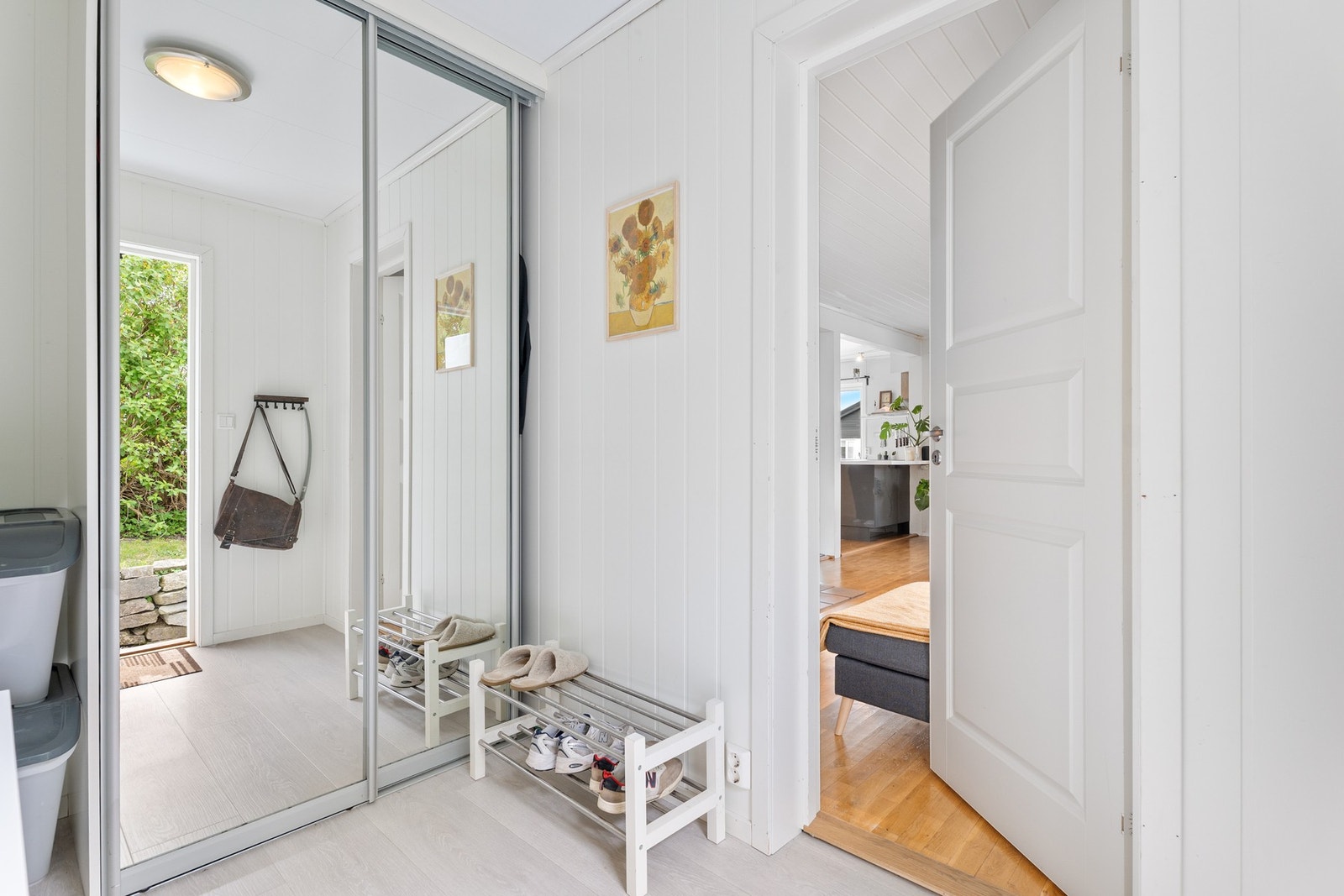 I entréen er det en praktisk skyvedørsgarderobe for sko og yttertøy. Galleribilde