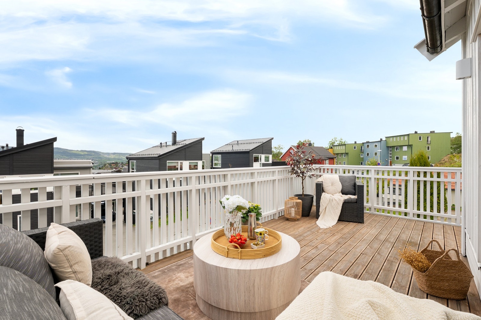 Det er god plass til å møblere med flere sittegrupper og grill. Galleribilde