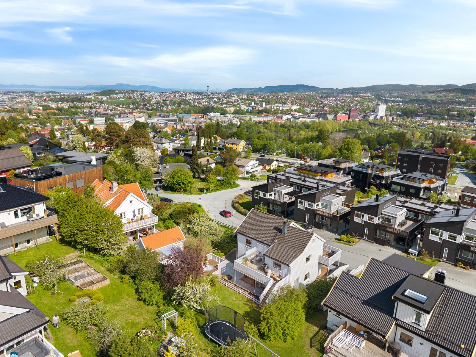 Sentral beliggenhet på Sverresborg med gode kollektivforbindelser og gang-/sykkelvei til sentrum, St. Olavs hospital og Bymarka. Trygg skolevei til Åsveien barneskole og Sverresborg ungdomsskole uten å krysse trafikkert vei. Galleribilde