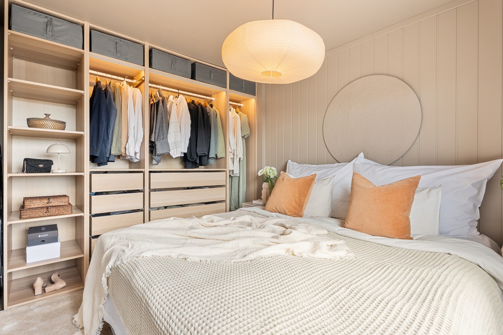 Rikelig med oppbevaringsplass i en innholdsrik garderobeløsning fra IKEA PAX. Galleribilde