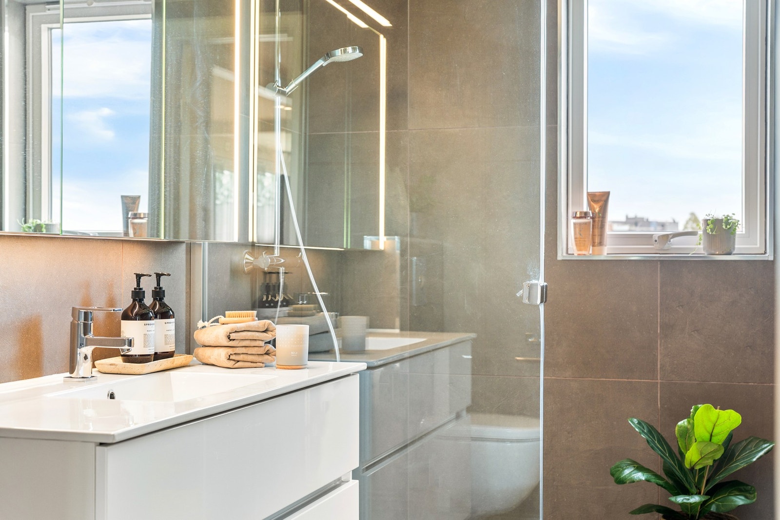 Fra badet har du nydelig utsikt over byen - en ekstra luksus du kan nyte selv fra dusjen. Galleribilde