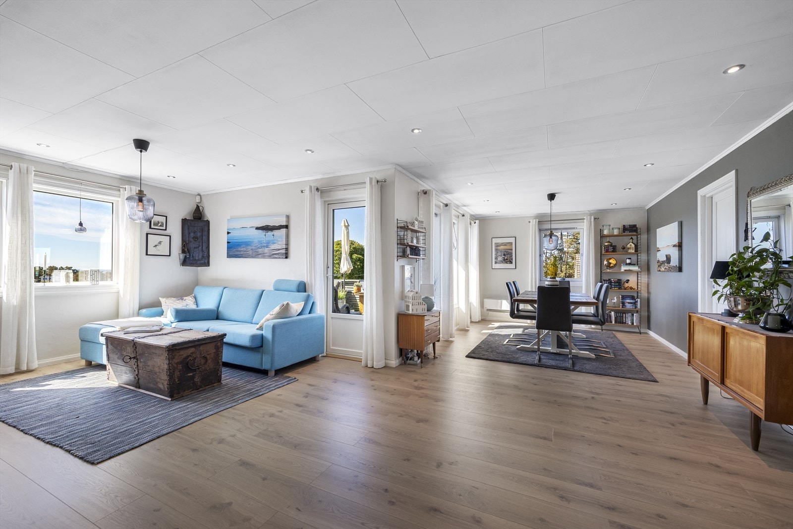 Stor og god stue med spisestue, tv-krok. Fra stuen er det utgang til stor, solrik terrasse med nydelig utsikt. Det er også fin utsikt fra stue og spisestue. Galleribilde