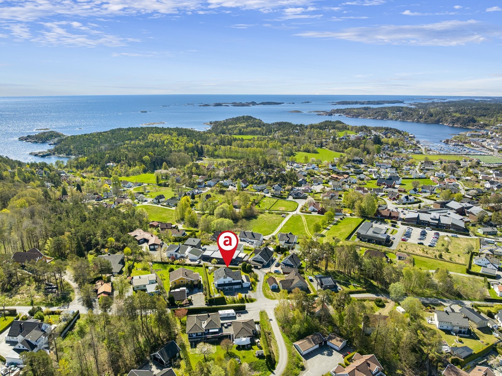 Tomten er solrik og sentral, med kort veil til Feviktoppen, skoler, rideskole, bussforbindelser, flotte turområder, strender på Fevik m.m. Boligen ligger i barnevennlig blindvei uten gjennomganstrafikk. Galleribilde