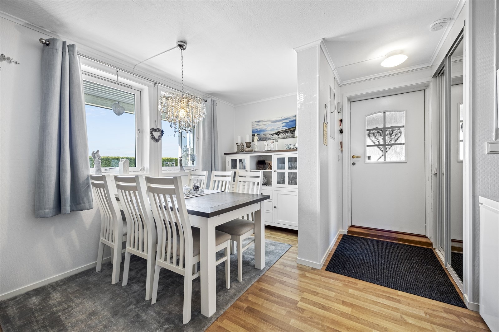 Velkommen inn i utleiedelen. Skyvedørsgarderobe i gang. Galleribilde