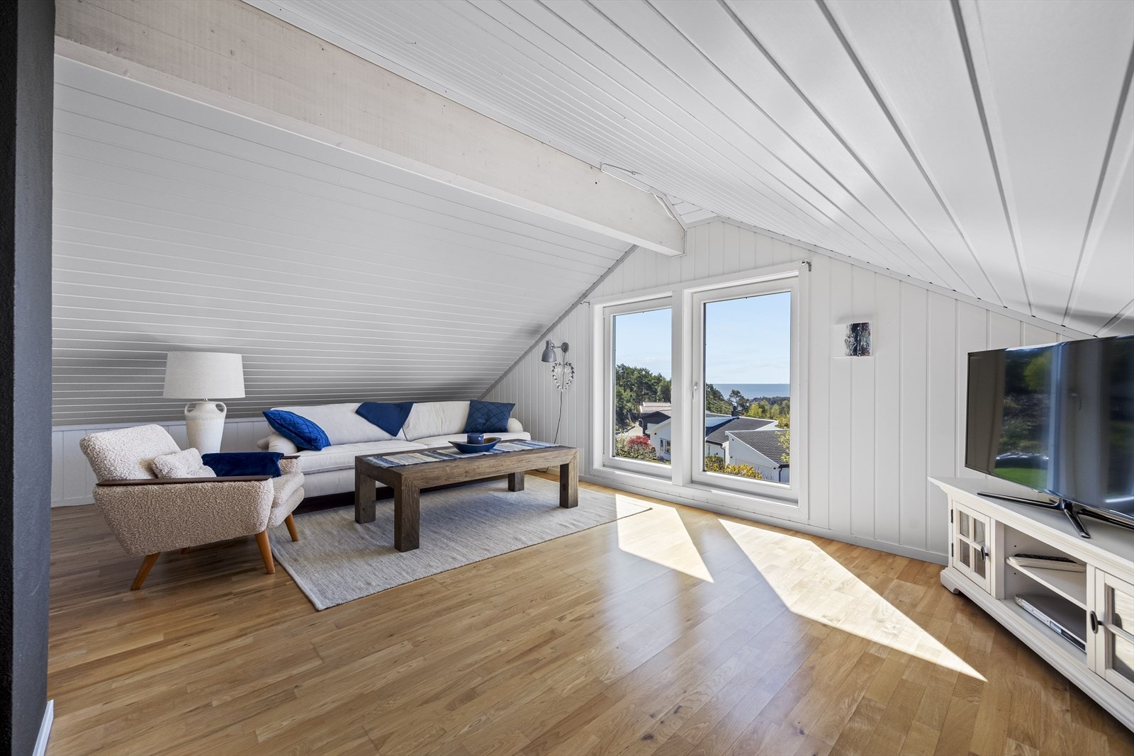 Lys og romslig loftstue med god plass til tv, sofakrok m.m. Kott i knevegg til lagring og oppbevaring. Noe lav takhøyde enkelte steder. Galleribilde