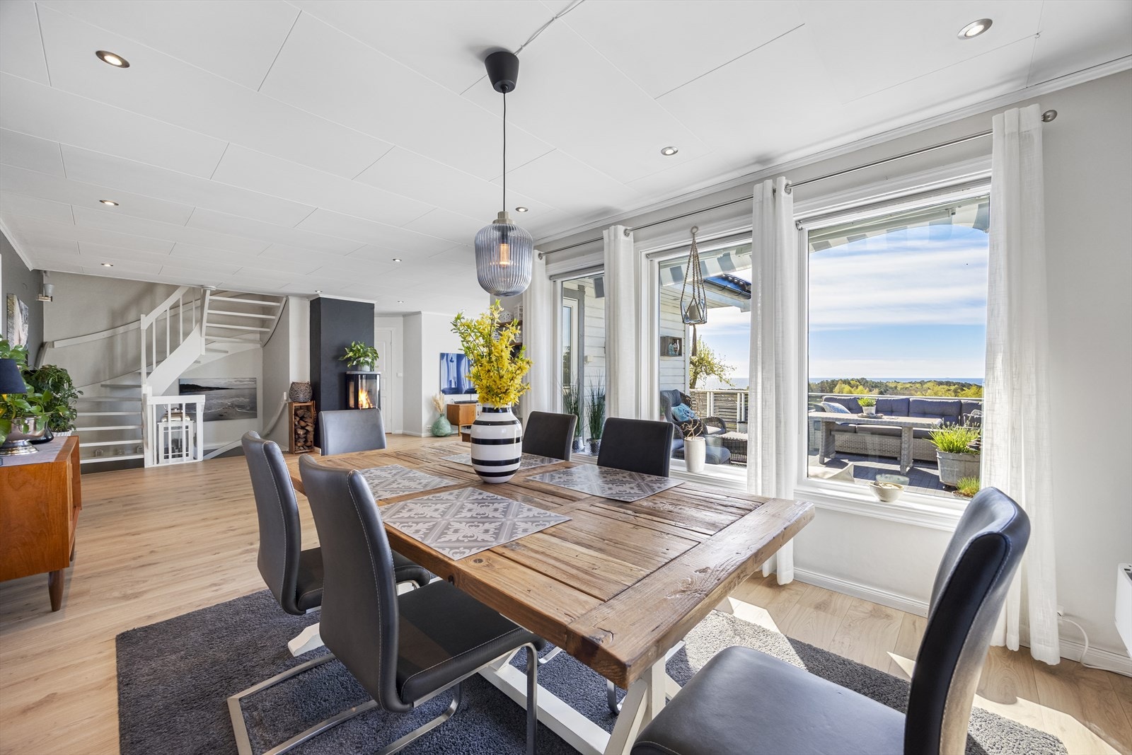 Spisestue med god plass til å dekke langbord til storfamilien og gode venner. Galleribilde