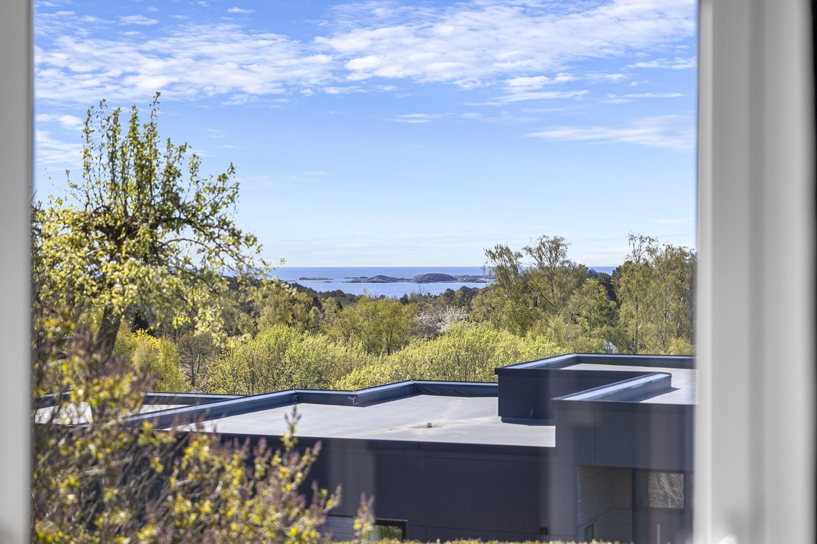 Utsyn fra eiendommen gir flott utsikt mot sjøen og det omkringliggende landskapet. Galleribilde