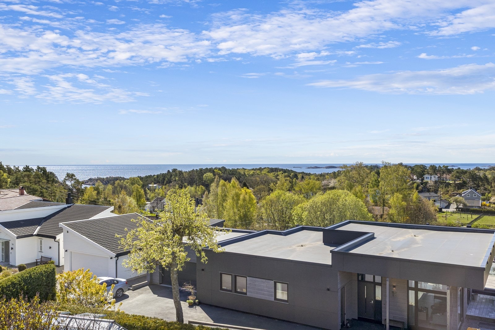 Vinduer gir naturlig lys og utsikt mot sjøen fra flere rom i boligen. Galleribilde