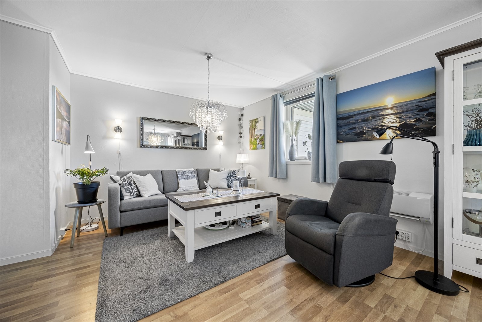 I den delen der sofa står, var det tidligere et soverom, så mulighet for å sette opp igjen lettvegg og få to soverom i utleiedelen. Galleribilde