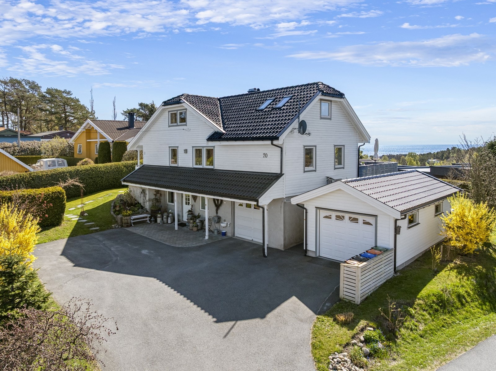 Stort og innholdsrikt hus med separat utleiedel. I tillegg integrert garasje med el-bil lader, samt frittliggende garasje. I tillegg god plass til parkering på egen tomt. Galleribilde