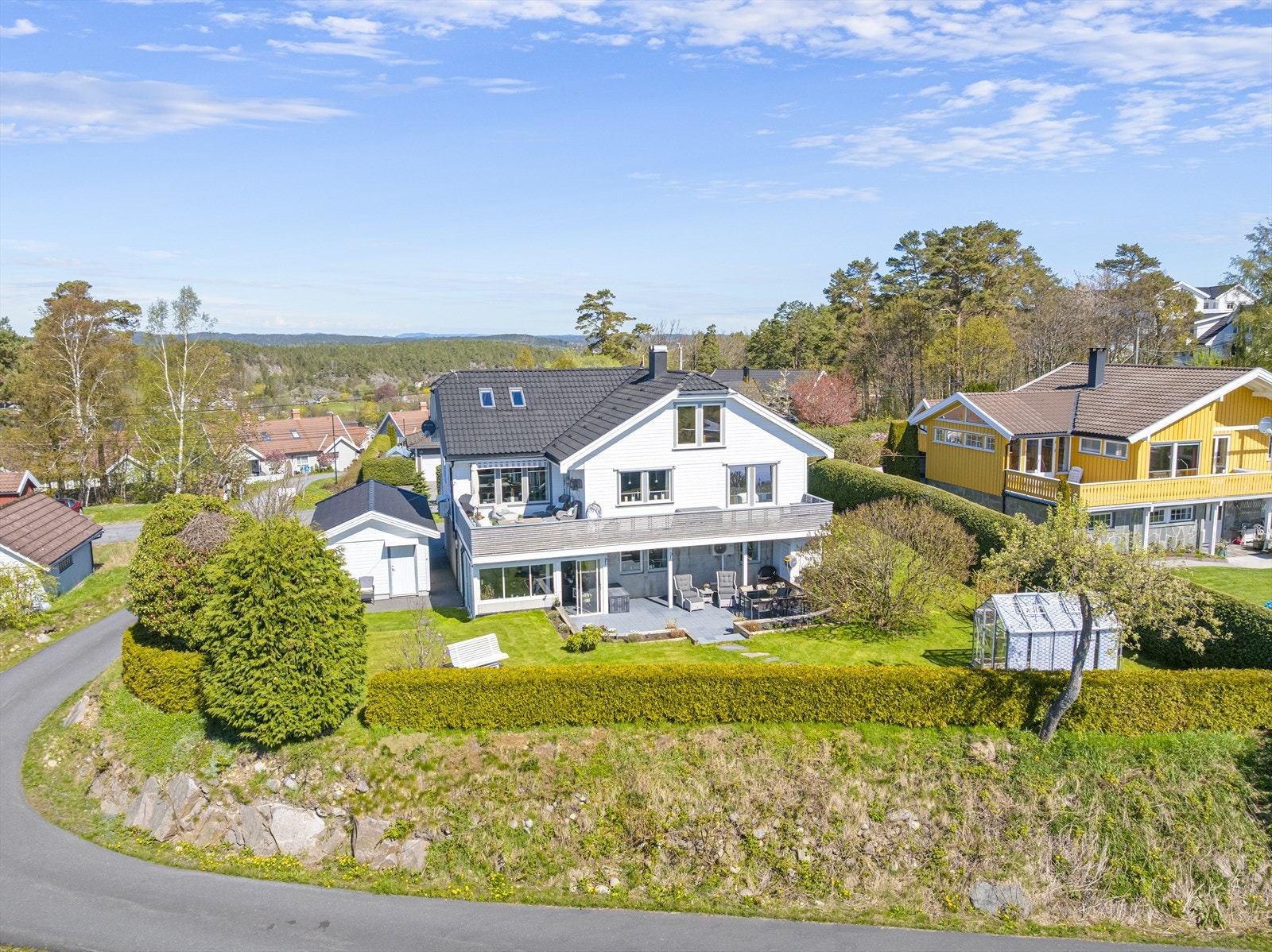 Eiendommen ligger sentralt på Fevik med kort vei til skoler, Feviktoppen, sjø, strender og flott turområder. Galleribilde