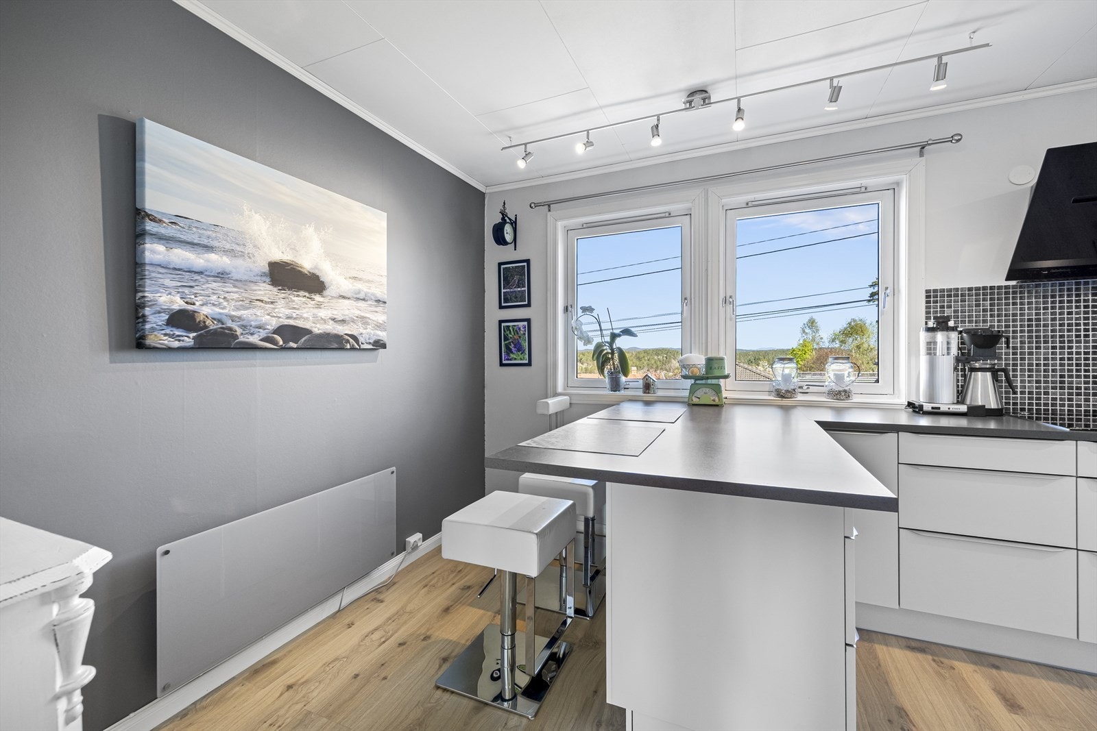 Praktisk kjøkkenøy for morgenkaffe, frokost eller lekser. Galleribilde