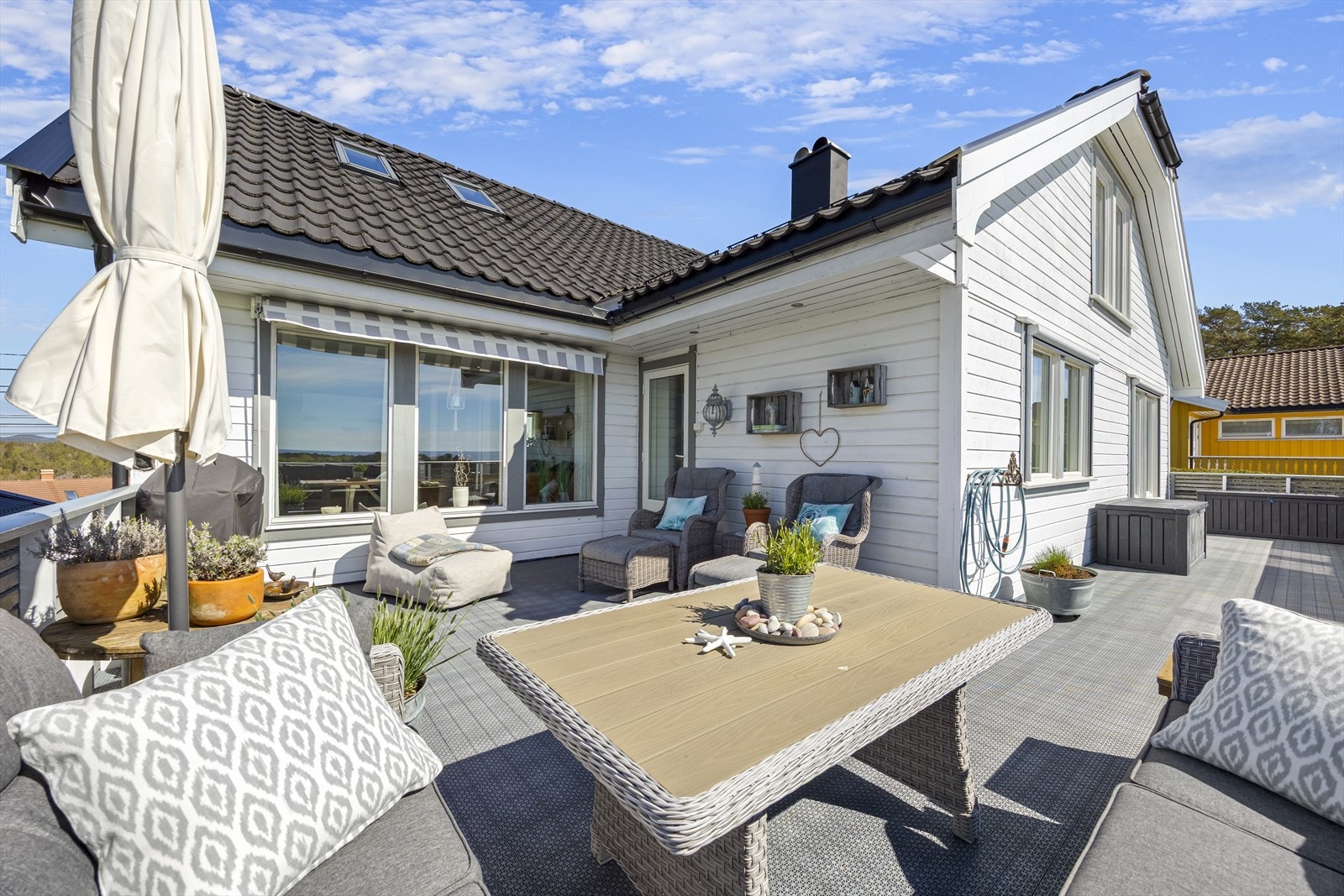 Den romslige terrassen med utgang fra stue har god plass til sittegruppe, grill, stoler, putekasser m.m. Galleribilde