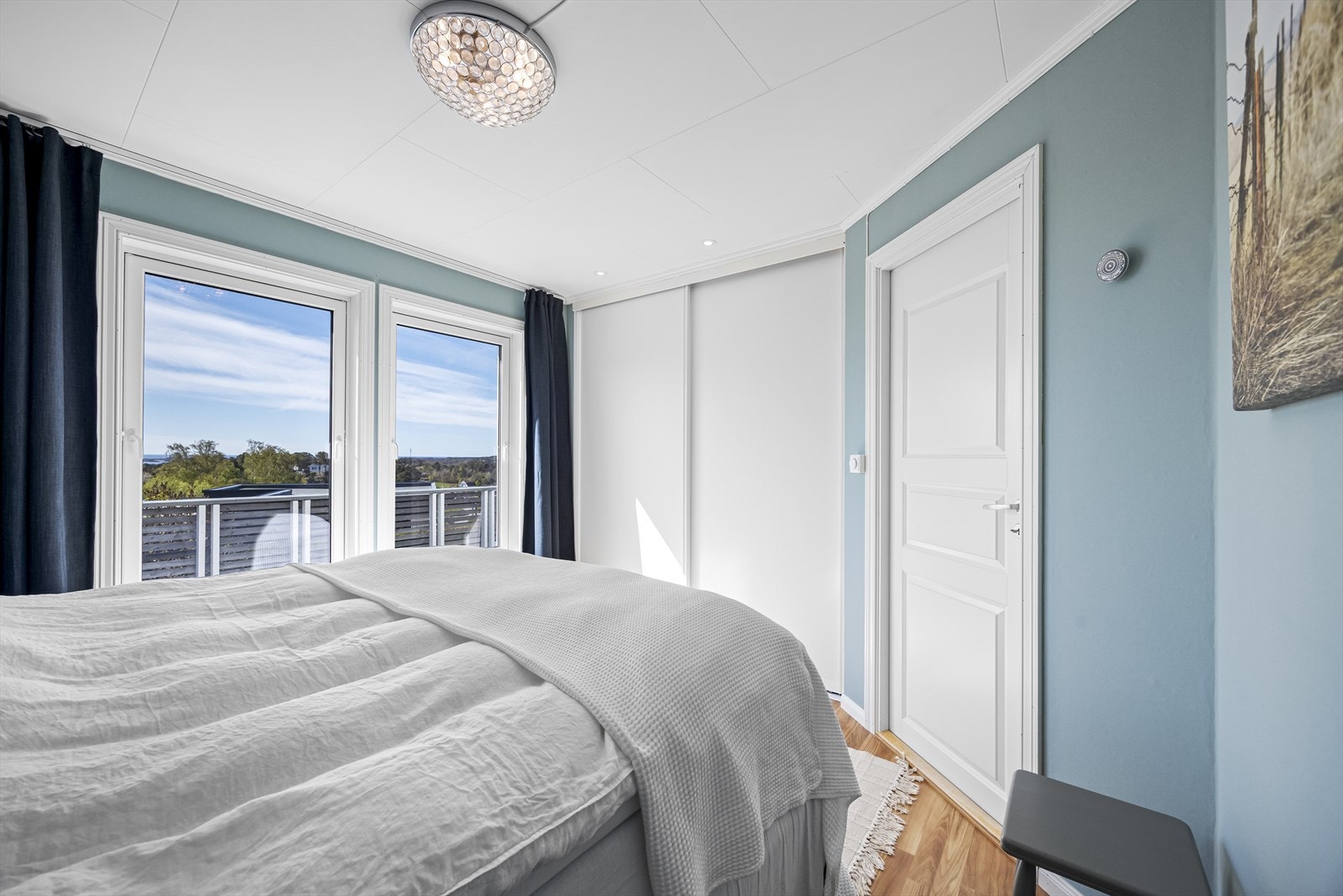 Garderobeskap med skyvedører gir god oppbevaringsplass. Galleribilde