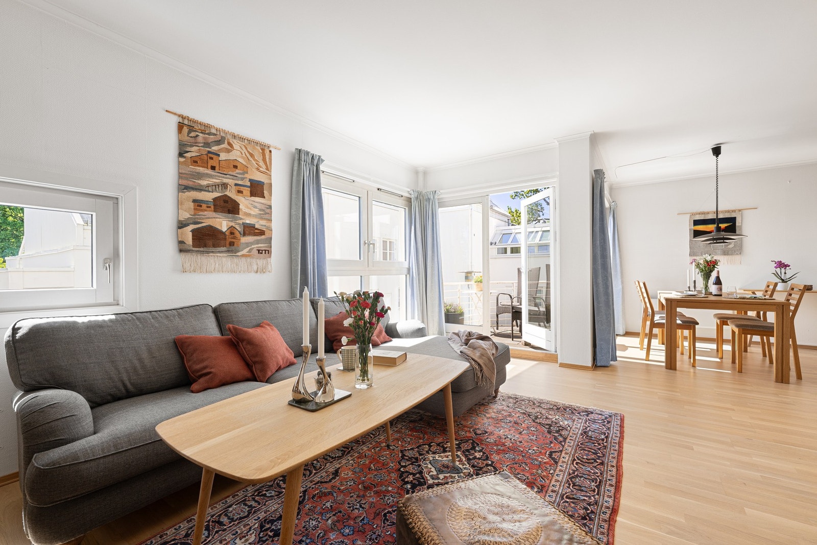 Stuen har en fin sammenheng mot spiseplassen og balkongen, med godt lysinnslipp fra flere sider. Den delvis åpne løsningen gir en praktisk og sosial planløsning. Galleribilde