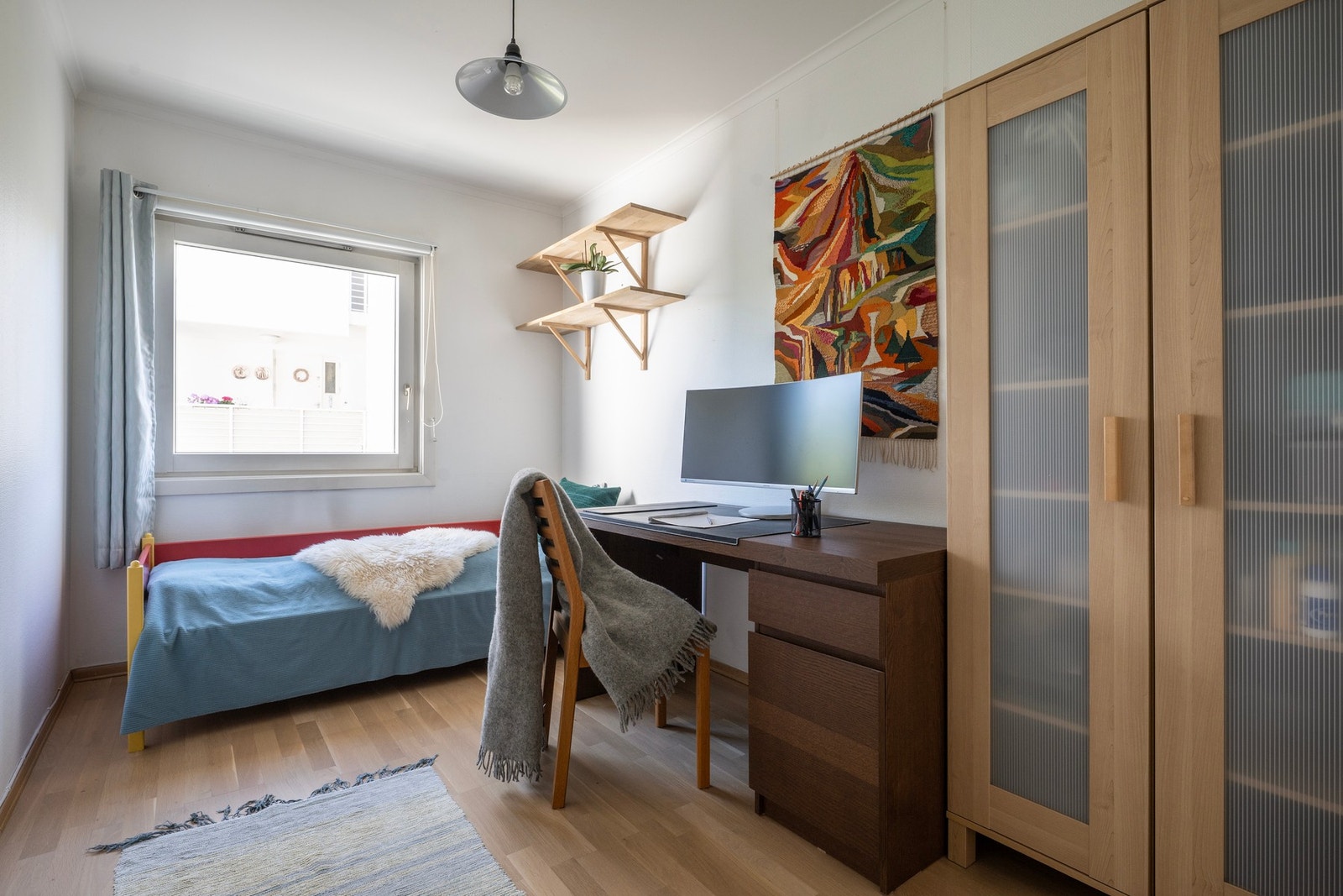 Soverom nummer to har fleksible bruksmuligheter og passer godt som barnerom, gjesterom eller hjemmekontor. Galleribilde