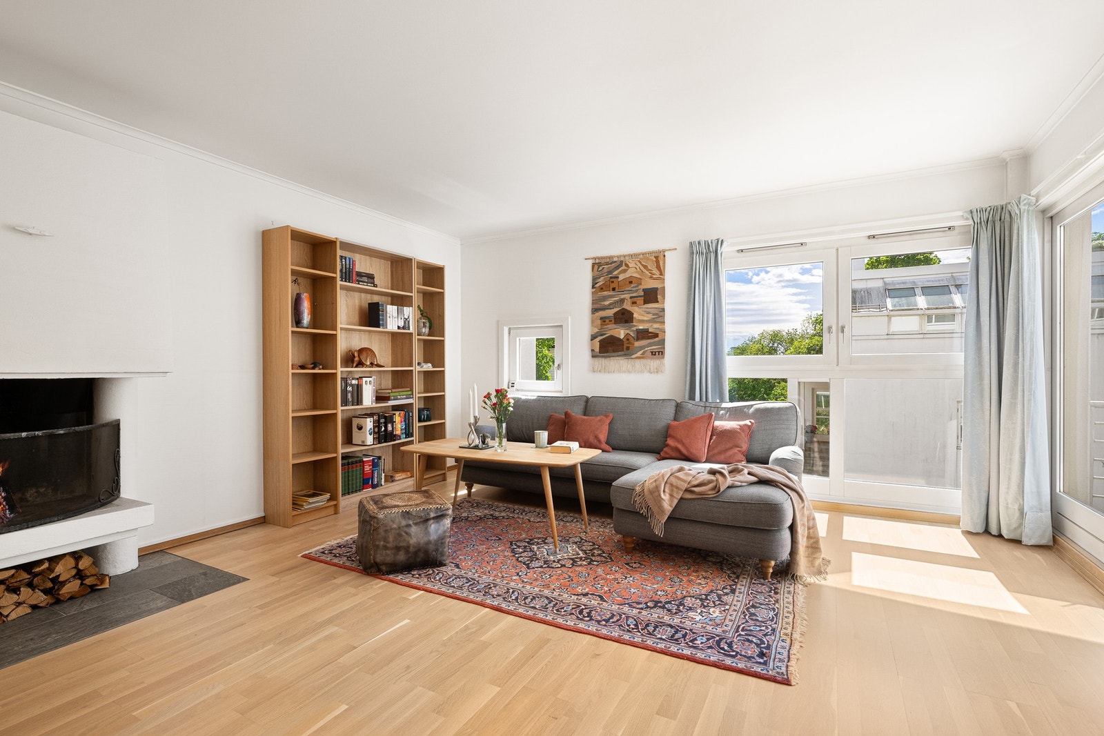 En lys og innbydende stue med god plass til flere soner. Nytt gulv ble lagt i leiligheten i 2016, og de lyse overflatene gir et rent og tidløst preg. Galleribilde
