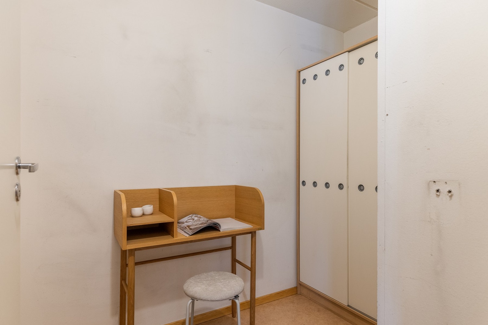 Inn fra gangen er det et kott med skap - meget praktisk for oppbevaring. Galleribilde