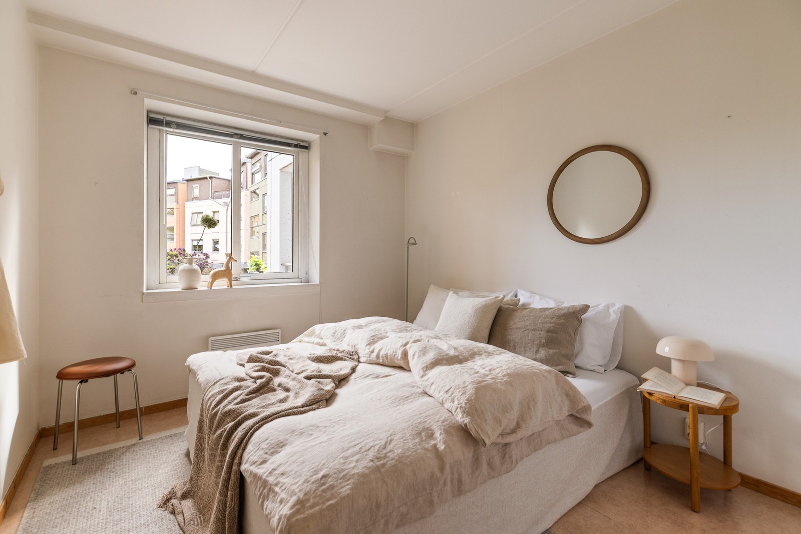 Soverommet vender inn mot felles hageanlegg. Galleribilde