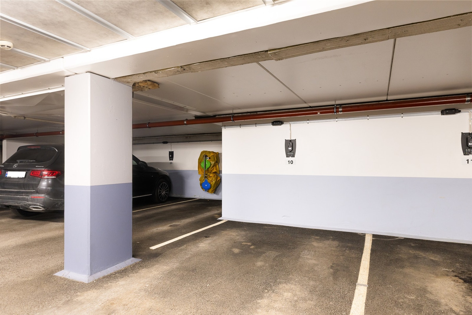 Boligen disponerer plass nr. 10 i felles garasjeanlegg. Plassen har elbil-lader. Galleribilde