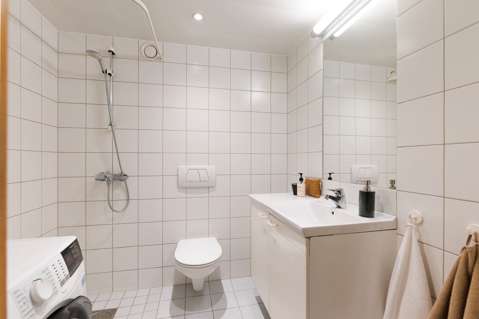Flislagt bad med varmekabler som er noe bruksslitt. Uttak til vaskemaskin. Galleribilde