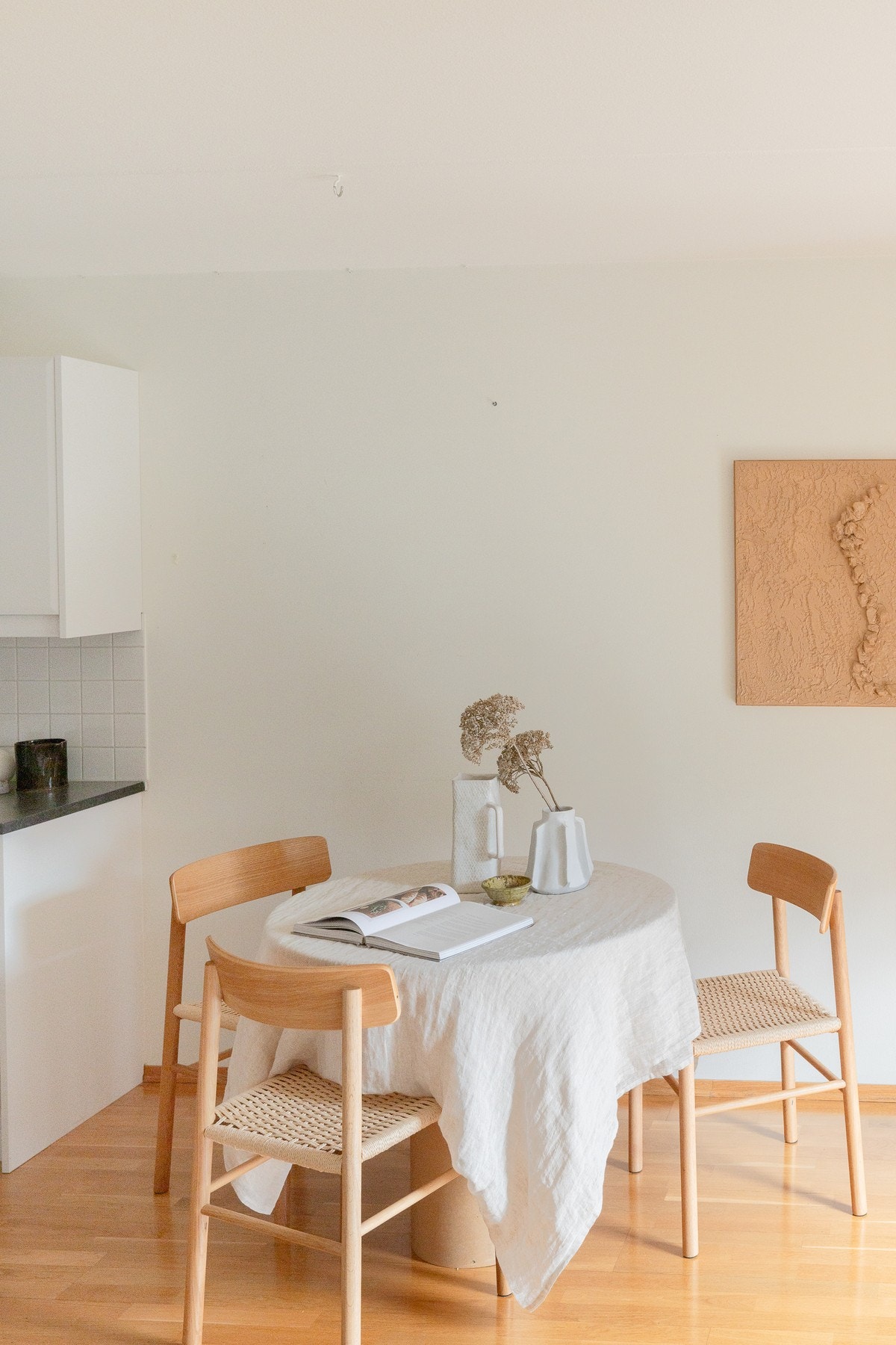 Spiseplass i tilknytning til kjøkken. Galleribilde