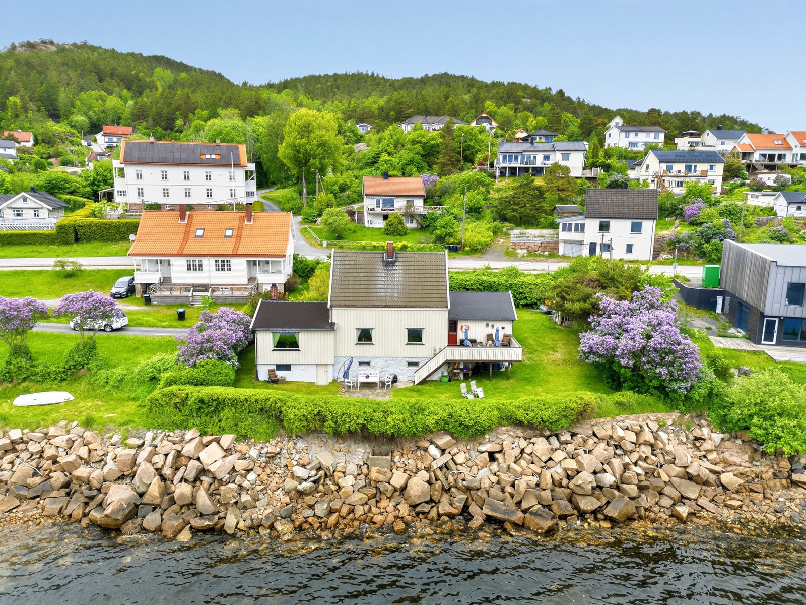 Dette er en flott eiendom beliggende i første rekke mot vannet, med kort avstand til strand og båthavn. Galleribilde