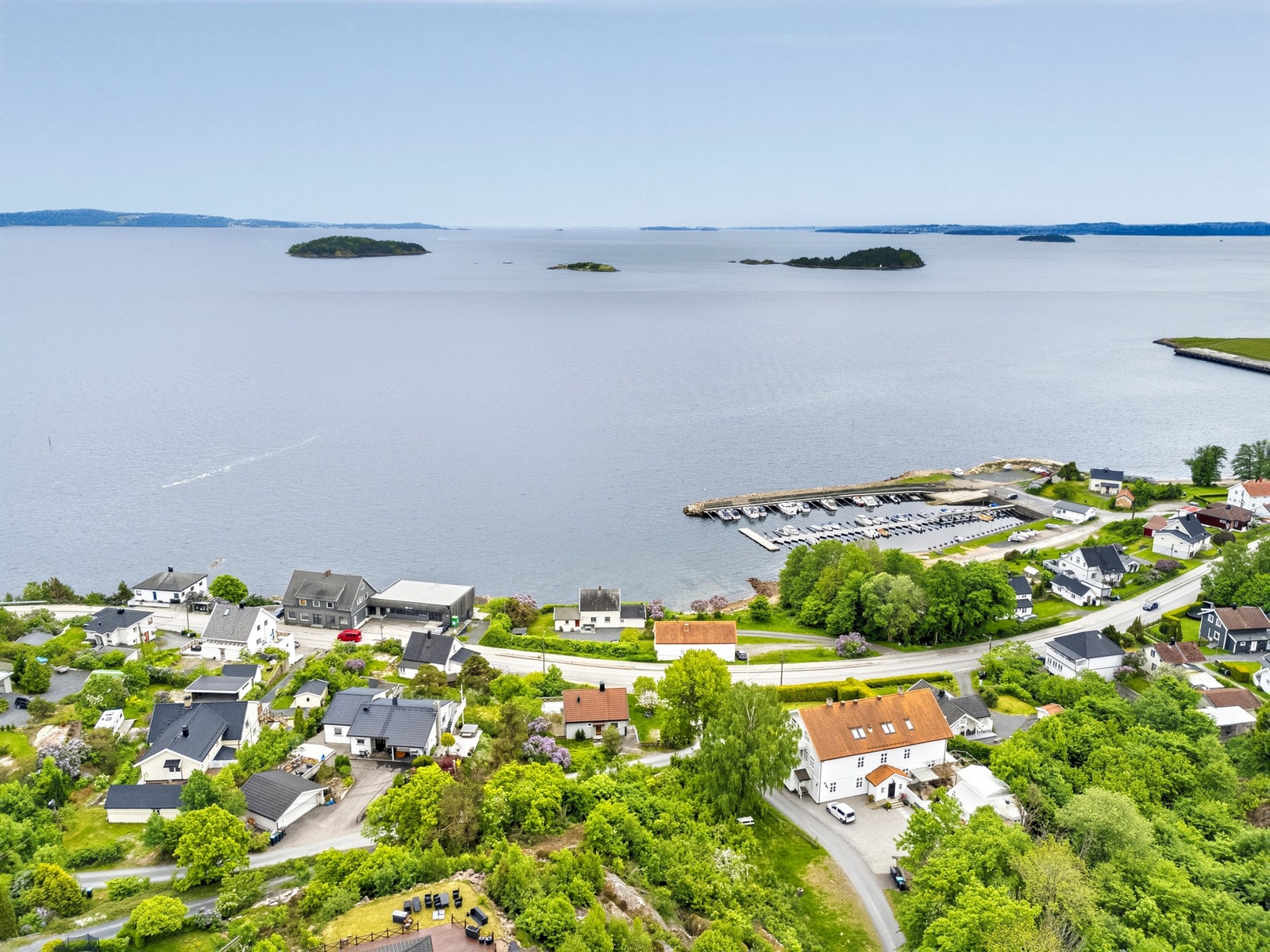 Eiendommen ligger på Tofte, et idyllisk tettsted under en times kjøring i fra Oslo. Galleribilde
