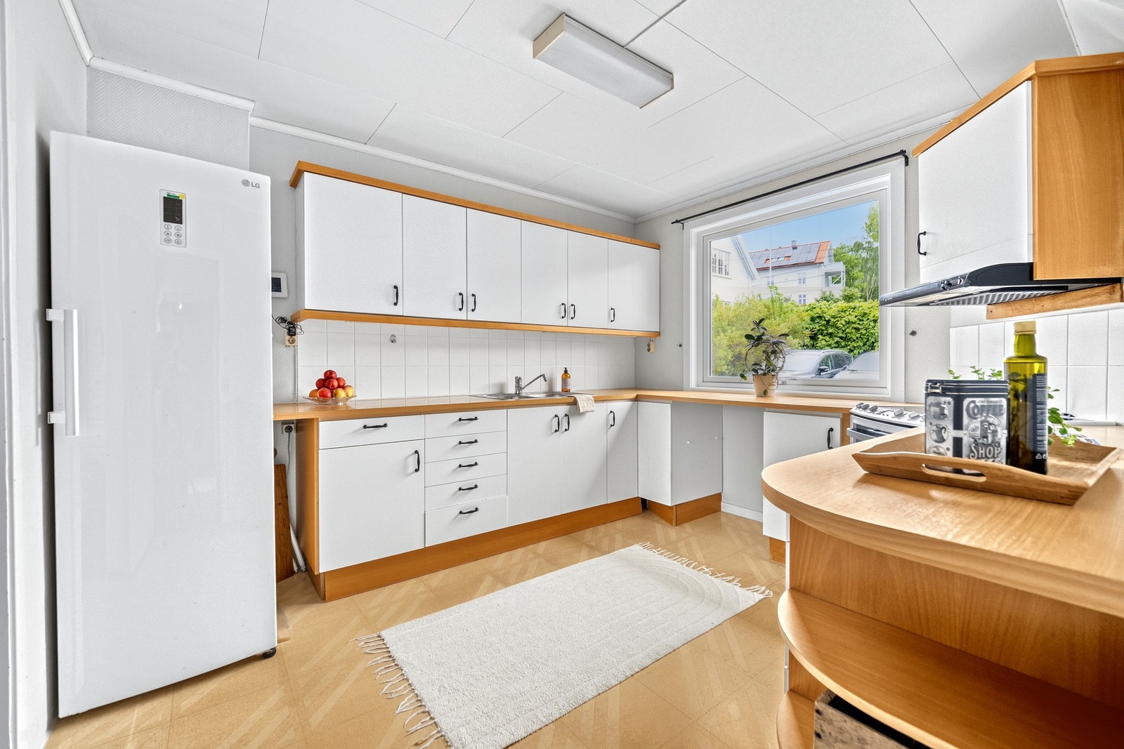 Frittstående komfyr, oppvaskmaskin og kjøleskap med fryser. Galleribilde