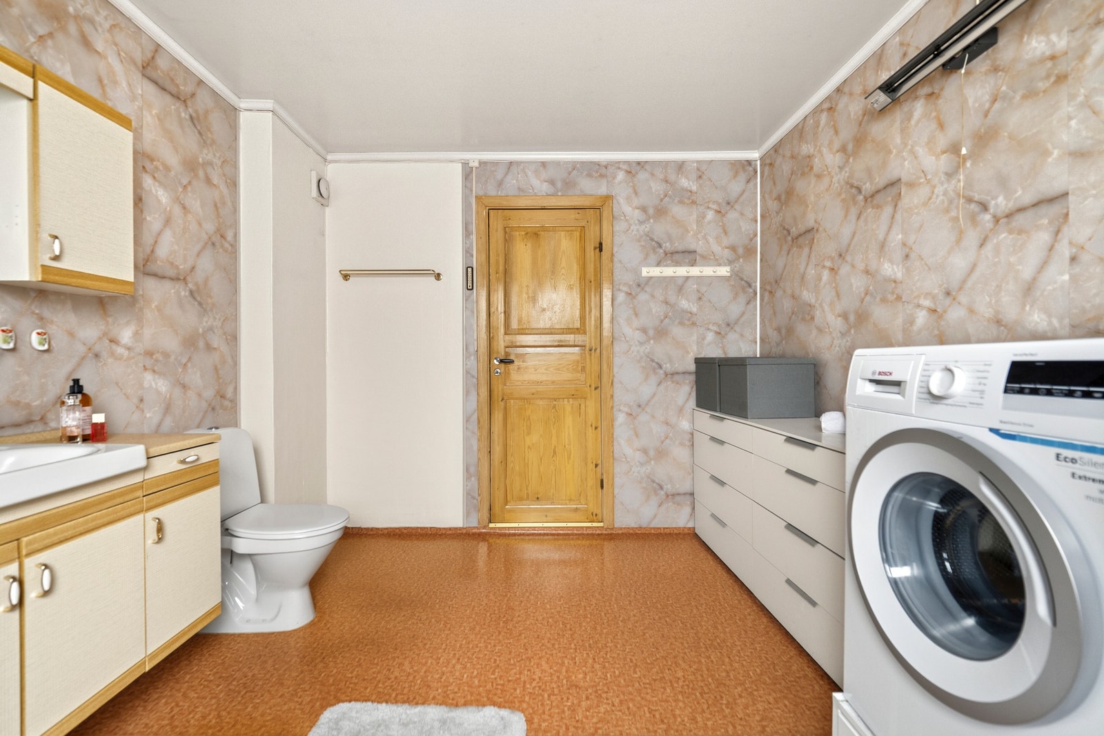 Badet benyttes som kombinert bad og vaskerom. Galleribilde