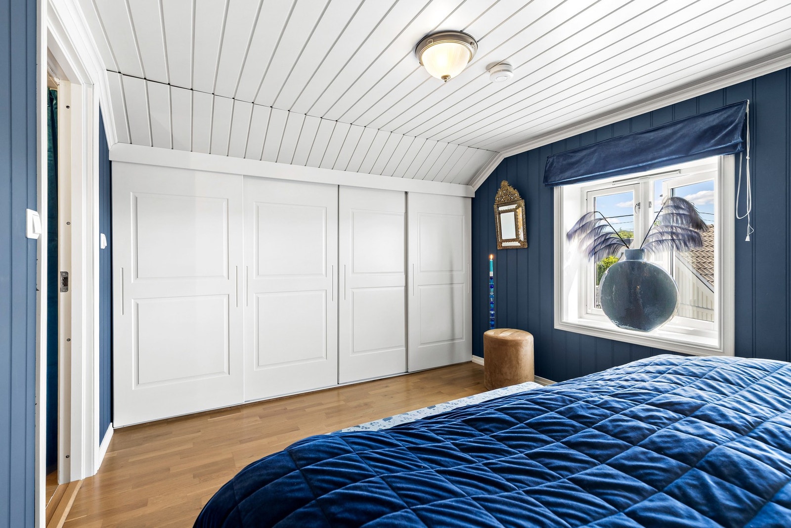 To av rommene har parkettgulv, panelplater på vegger og mdf bord i himling Galleribilde