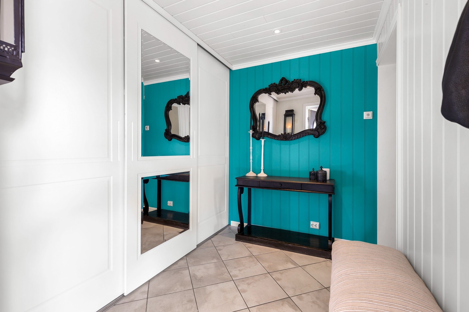 Det er montert en stor skyvedørsgarderobe med gode oppbevaringsmuligheter for yttertøy og sko Galleribilde