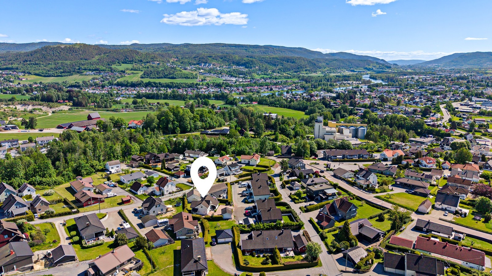 Hokksund sentrum byr på et bredt utvalg av butikker, dagligvareforretninger og servicetilbud, samt nærhet til kjøpesentre med større butikkmiks Galleribilde