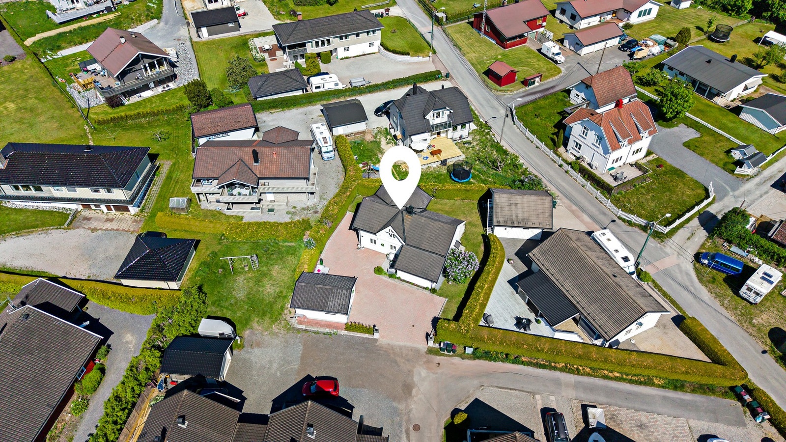 Eiendommen ligger fint til i et barnevennlig og trafikkstille boligområde Galleribilde