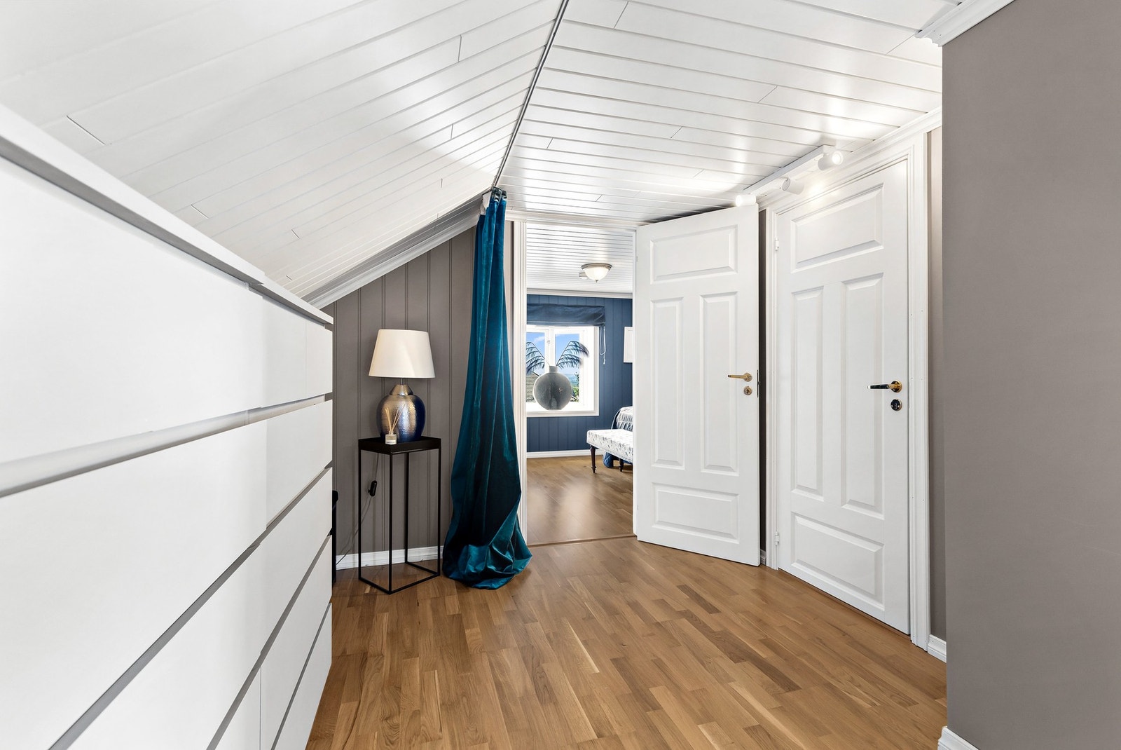 Gang med lagringsmuligheter, plass til hjemmekontor eller det en måtte ønske Galleribilde