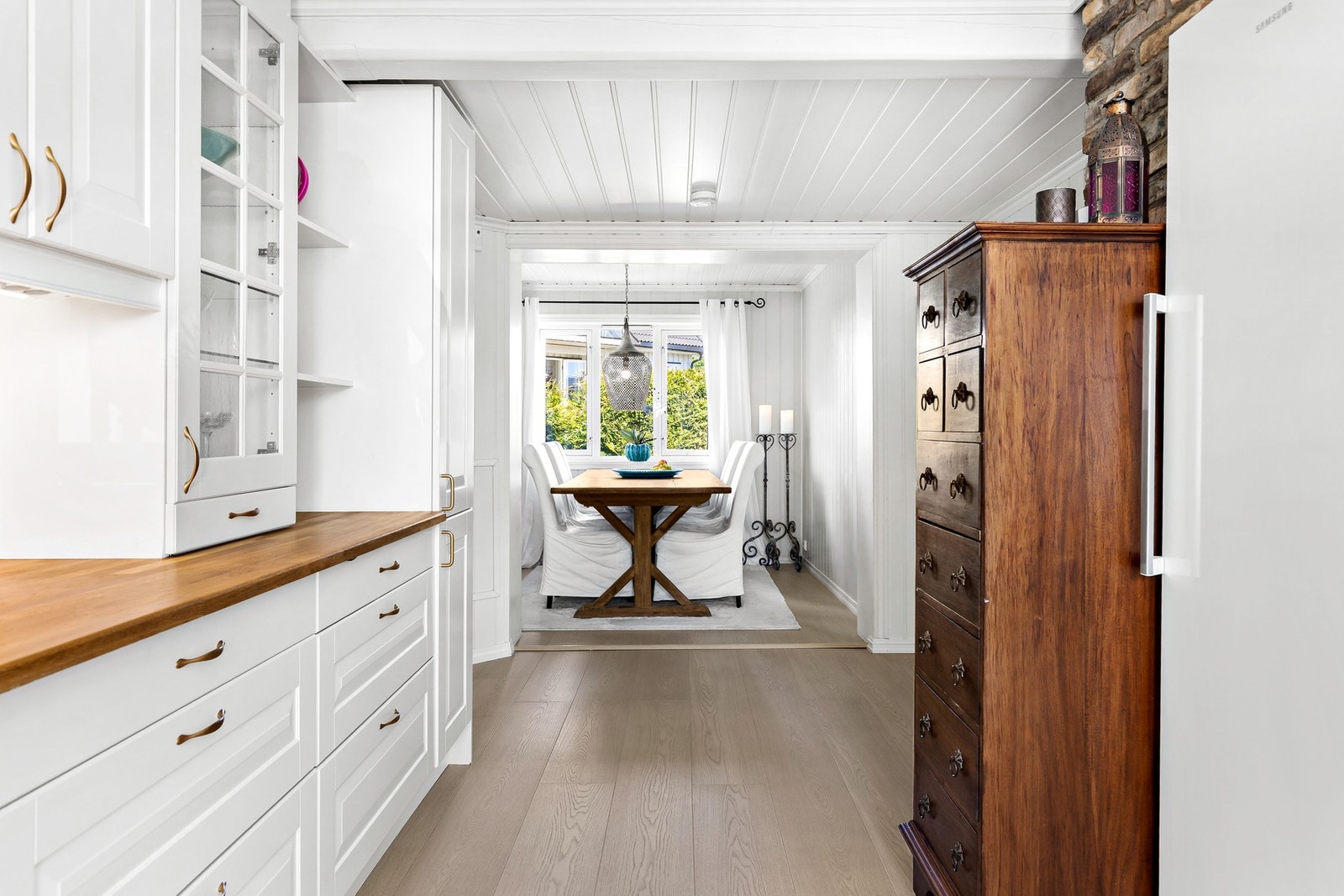 Rommet har laminat på gulv med gulvvarme, trepanel og synlig laft på vegger og trepanel i himling Galleribilde