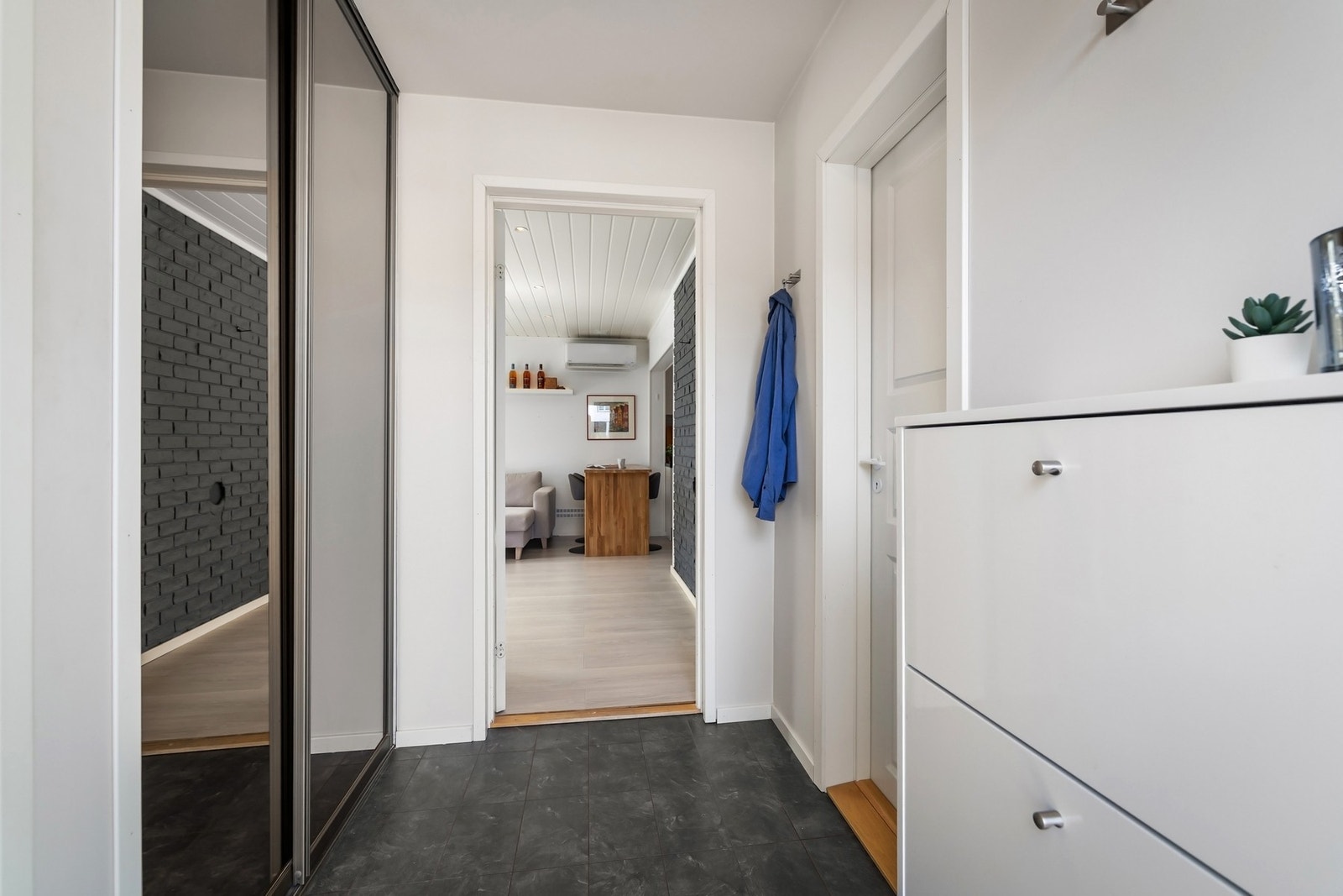 Her ser man i retning av stuen fra ytterdøren, en trivelig gang og komme hjem til etter jobb eller tur i marka. Galleribilde