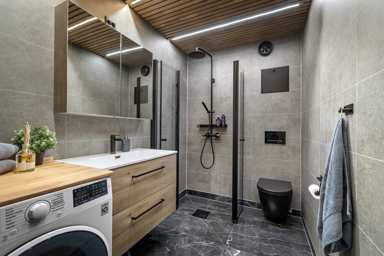 Badet i 1 etg er meget flott, her er det ikke spart på noe, med sorte detaljer, LED lister i taket, plass til vaskemaskinen og med moderne farger. Galleribilde